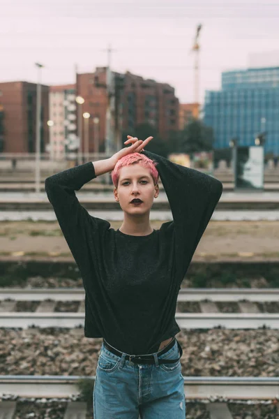 Joven Mujer Rosa Pelo Aire Libre Posando Mirando Cámara Blogger —  Fotos de Stock