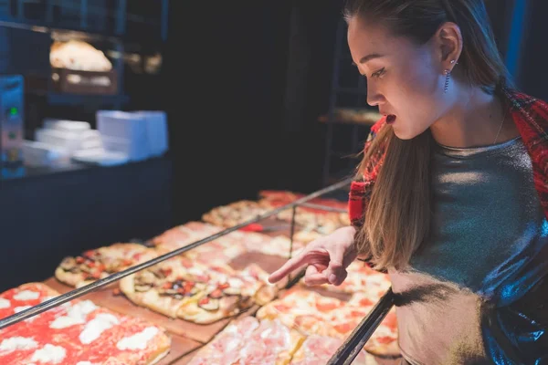 Ung Kvinna Inomhus Bageri Välja Pizza Pekar Kund Shopping Mat — Stockfoto