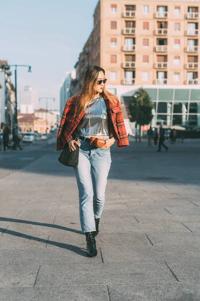 Giovane Donna All Aperto Piedi Guardando Lontano Sereno Viaggiatore Influencer — Foto Stock