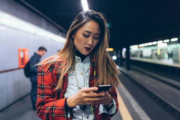 Jonge Vrouw Ondergronds Met Behulp Van Smart Phone Technologie Woon — Stockfoto