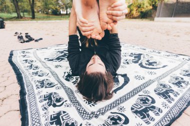 Genç adam atlet açık bir parkta germe 