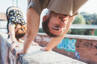 kavram egzersiz germe açık - sportif, genç erkek ve kadın sporcu atlet,
