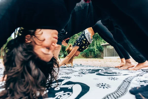 açık bir parkta uzanan iki genç kadın sporcular