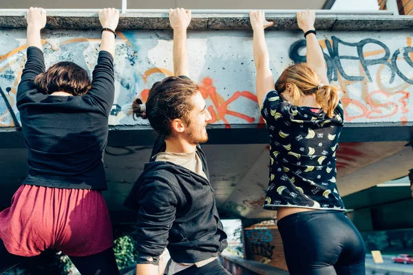 parkour açık yapıyor kadın ve genç adam