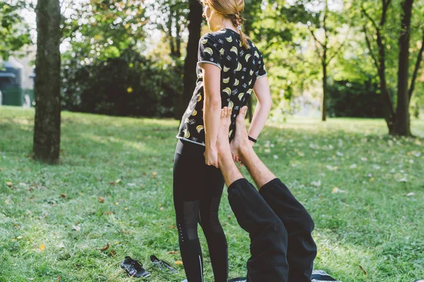 Jonge Vrouw Danser Opgetild Buitenshuis Achtergrondverlichting — Stockfoto