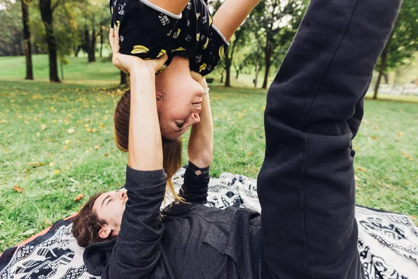 Genç Adam Kadın Atlet Açık Havada Park Germe — Stok fotoğraf