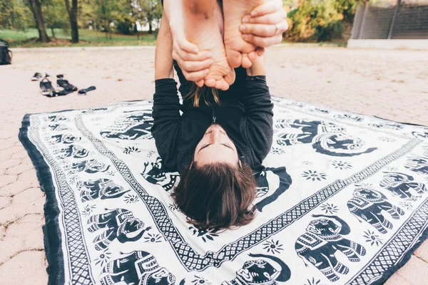 Genç adam atlet açık bir parkta germe 