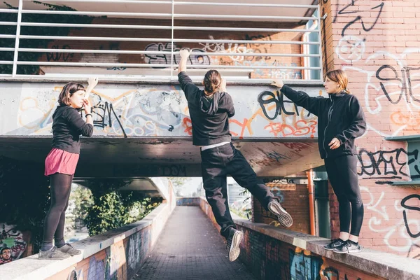 Mladý Muž Ženy Dělají Parkour Venkovní — Stock fotografie