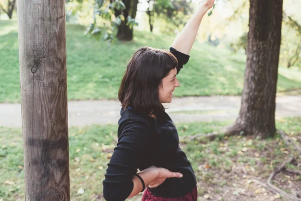 Jonge Vrouw Atleet Die Zich Uitstrekt Buiten Een Park — Stockfoto