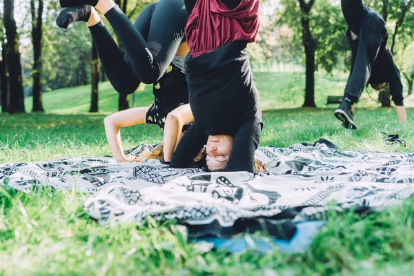 Due Giovani Donne Atleta Che Estende All Aperto Facendo Yoga — Foto Stock