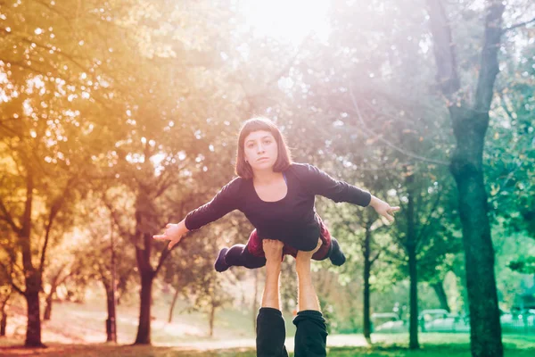 Jeune Femme Danseuse Soulevé Plein Air Contre Lumière — Photo