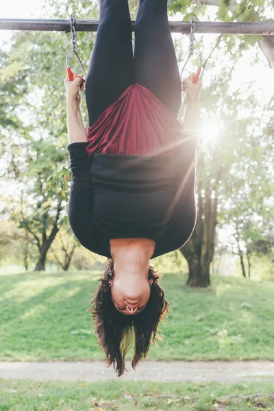 Mujer Joven Gimnasia Usando Anillos Luz Fondo Aire Libre — Foto de Stock