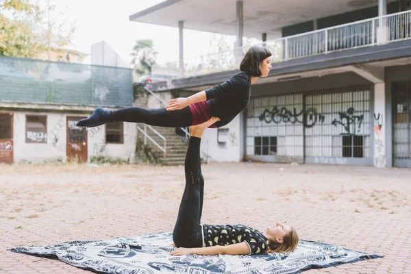 Mujer Levantando Mujer Con Sus Pies Entrenando Aire Libre —  Fotos de Stock
