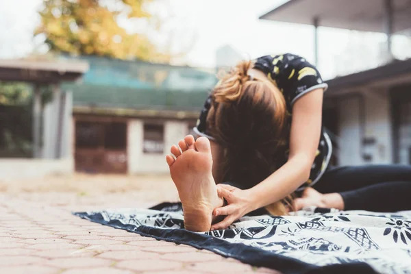 Joven Atleta Estirándose Aire Libre Parque — Foto de Stock