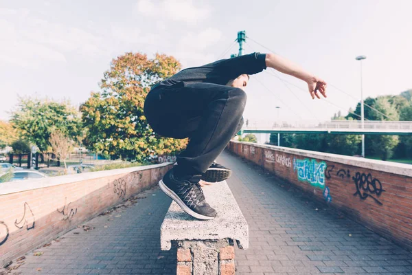 Jovem Caucasiano Fazendo Parkour Livre Cidade Outono — Fotografia de Stock