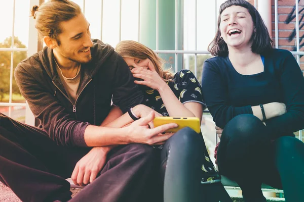 Hombre Joven Las Mujeres Aire Libre Divierten Con Teléfono Inteligente — Foto de Stock