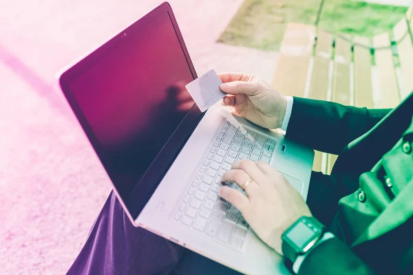 Online Alışveriş Laptop Kredi Kartı Kullanarak Adam Ellerinde Yakın Çekim — Stok fotoğraf