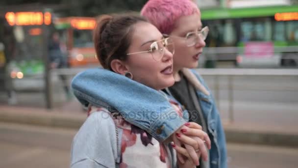 Ultra Twee Jonge Vrouwen Buiten Wandelen Chatten Knuffelen Beste Vrienden — Stockvideo