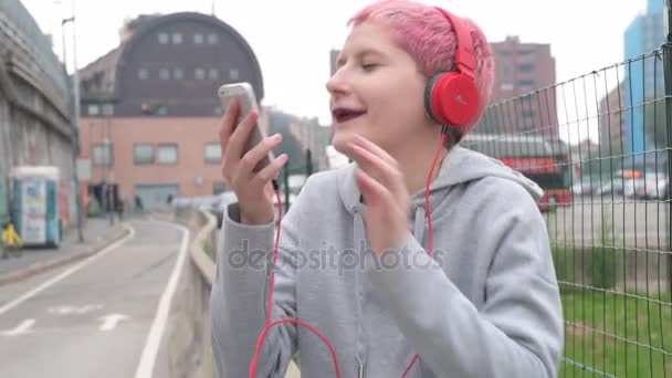 Ultra Ağır Çekim Genç Kadın Pembe Saç Açık Havada Kulaklıkla — Stok video