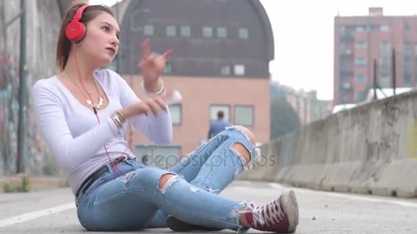 Ultra Mujer Joven Aire Libre Escuchando Música Con Auriculares Usando — Vídeo de stock