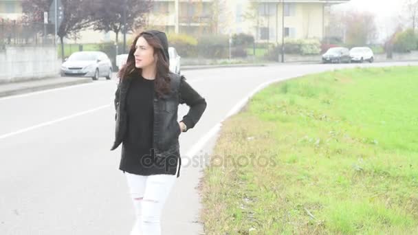 Jeune Femme Marche Plein Air Regardant Loin Attitude Coûteuse Pensée — Video