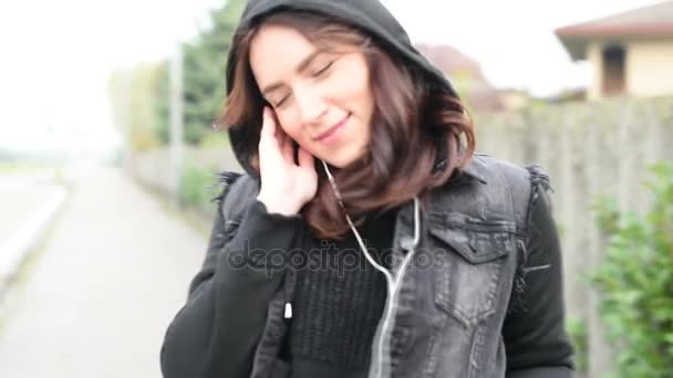 Jeune Femme Écouter Musique Plein Air Avec Écouteurs Éloigner Tout — Video