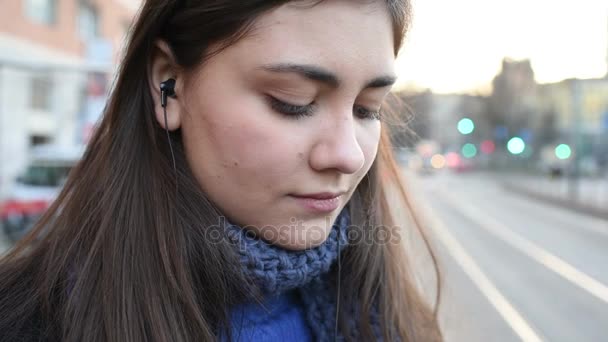 Porträtt Ung Kvinna Utomhus Tittar Bort Leende Lyssna Musik Frigörelse — Stockvideo