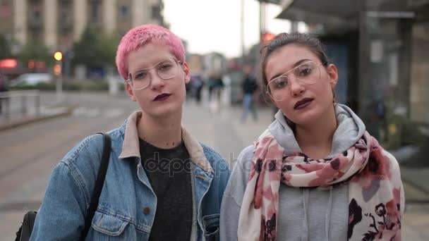 Ultra Slow Motion Två Unga Kvinnor Utomhus Poserar Ser Kamera — Stockvideo