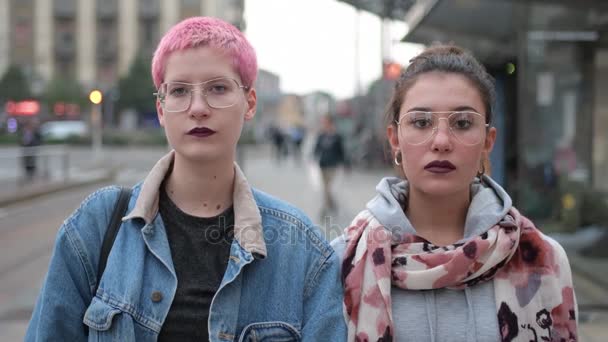 Ultra Dos Mujeres Jóvenes Aire Libre Posando Mirando Cámara Interacción — Vídeo de stock