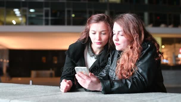 Deux Jeunes Femmes Plein Air Nuit Ville Utilisant Téléphone Intelligent — Video