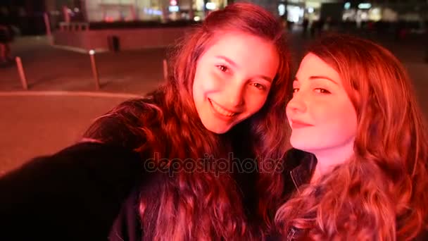 Dos Mujeres Jóvenes Aire Libre Noche Ciudad Tomando Selfie Internet — Vídeo de stock