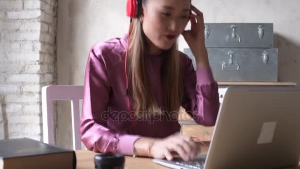 Ultra Ung Kvinna Inomhus Lyssnar Musik Med Hjälp Dator Teknik — Stockvideo