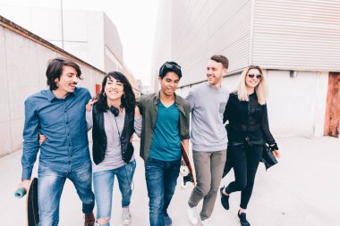 Grup arkadaşları millennials yürüyüş kolu etrafında açık eğleniyor 