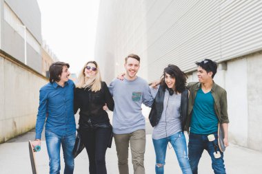 Grup arkadaşları millennials yürüyüş kolu etrafında açık eğleniyor 
