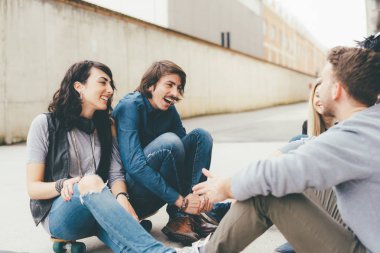 arkadaşlar eğlenmeye açık multiethnci oturma grubu 