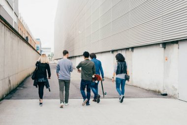 arkadaşlar çok ırklı açık yürüyüş Görünüm grubunda geri 