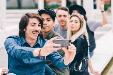 arkadaşlar çok ırklı grup selfie alarak smartphone kullanarak 