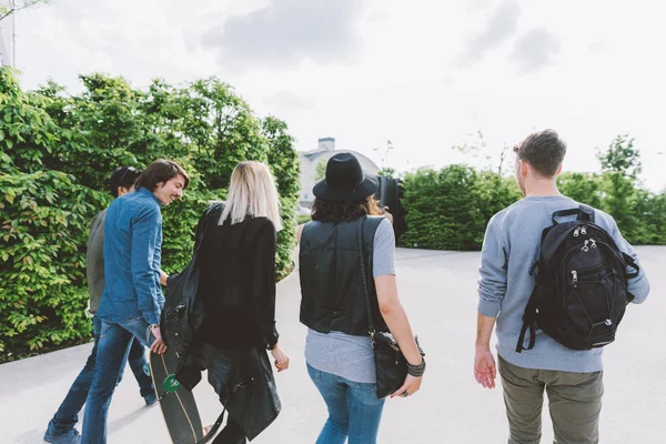 Indietro Vista Gruppo Amici Multietnico Piedi All Aperto Divertirsi — Foto Stock