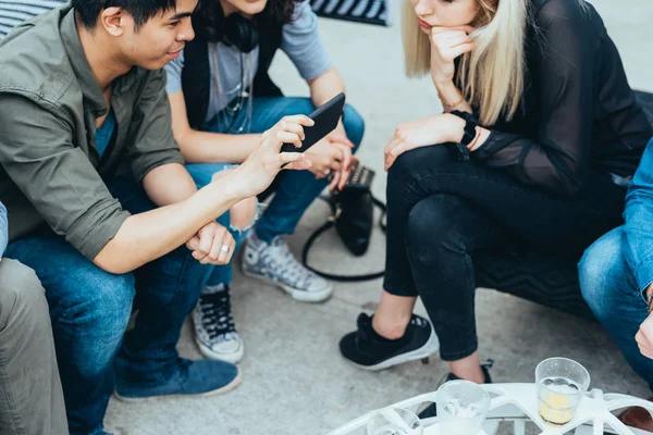 Gruppe Von Freunden Millennials Sitzt Draußen Bar Mit Smartphone — Stockfoto