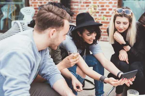 Grupo Amigos Millennials Sentado Livre Bar Usando Smartphone — Fotografia de Stock