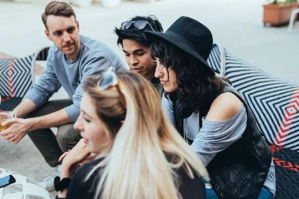 Grupo Amigos Millennials Sentados Aire Libre Bar Con Teléfono Inteligente — Foto de Stock