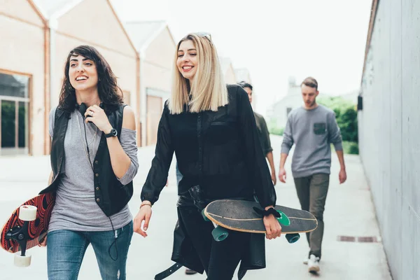 Dos Mujeres Sosteniendo Monopatín Caminando Aire Libre —  Fotos de Stock