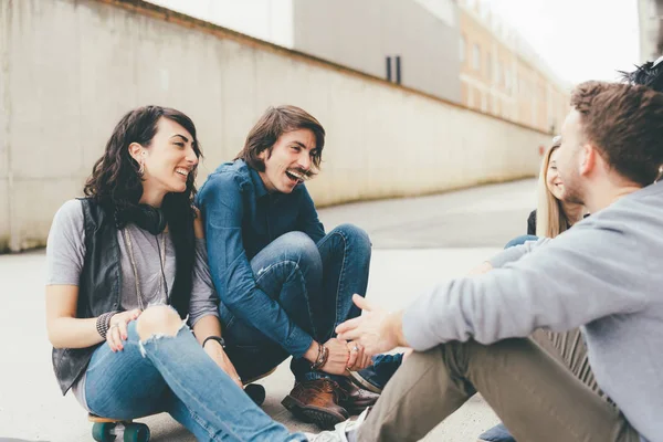 Grupo Amigos Multiethnci Sentado Aire Libre Divertirse — Foto de Stock