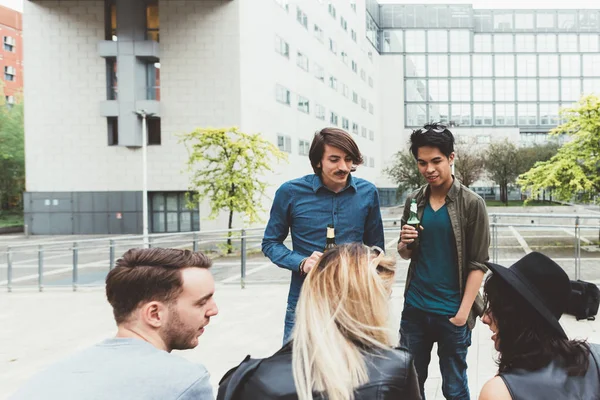 Gruppe Von Freunden Multiethnischen Outdoor Bier Trinken — Stockfoto