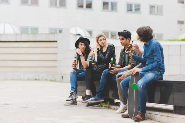 Groupe Amis Multiethnique Assis Plein Air Boire Bière — Photo