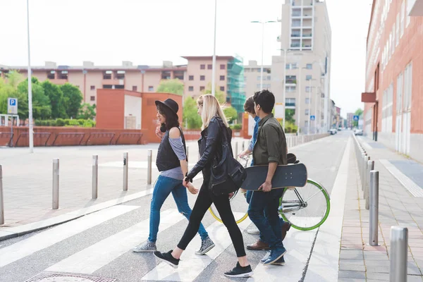 Groep Vrienden Multi Etnisch Wandelen Buiten Plezier — Stockfoto