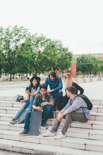 Gruppe Von Freunden Multiethnisch Sitzen Freien Mit Smartphone — Stockfoto
