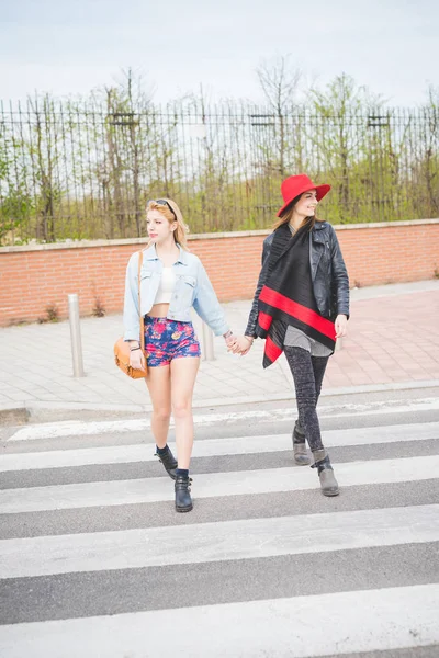 Due Amici Biondi Bruna Che Camminano Mano Nella Mano Città — Foto Stock
