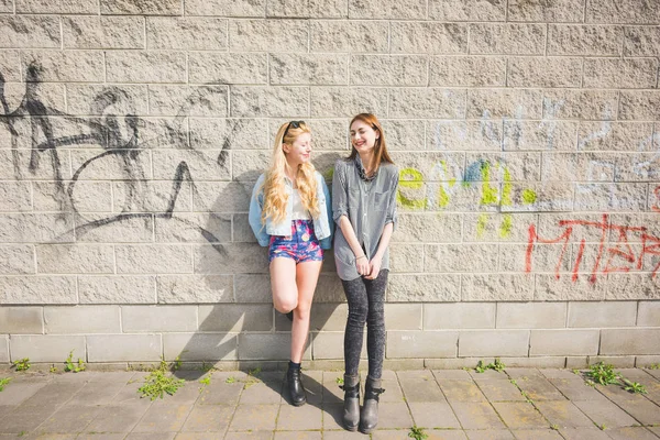 Two Beautiful Blonde Brunette Girl Having Fun Posing Wall City — Stock Photo, Image