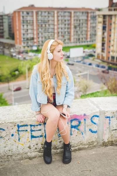 Młoda Blondynka Kaukaski Słuchania Muzyki Słuchawkach Przedmieściach — Zdjęcie stockowe